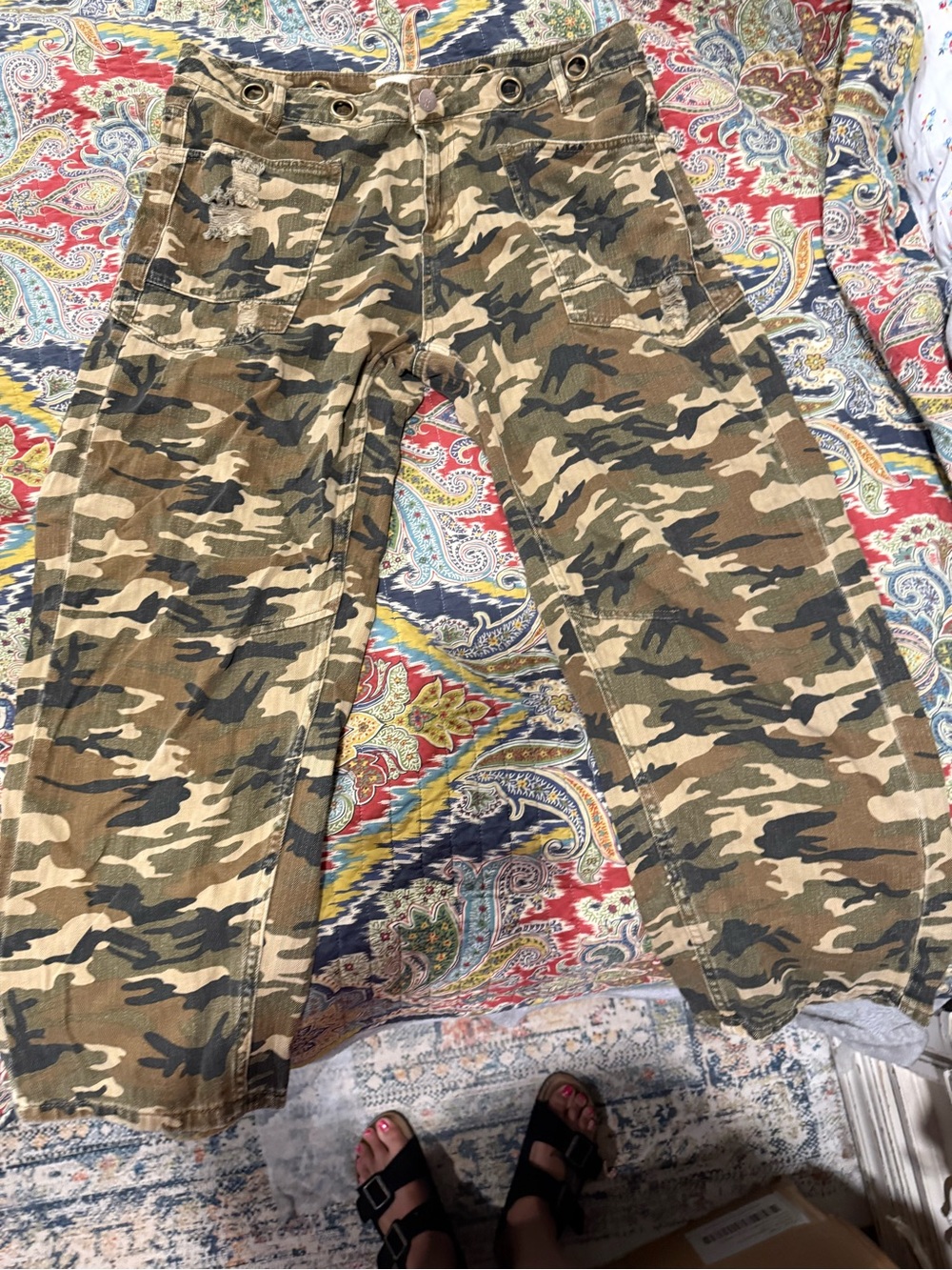 Camo Ankle Cargo Pants - Women's Cropped Utility Style